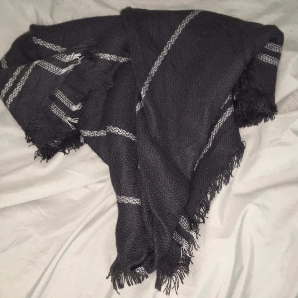 NWOT grey and white scarf